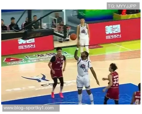 陈林坚状态回暖7投6中砍下15分三分球完美三连击助力球队奋战 陈林坚状态回暖7投6中砍下15分三分球完美三连击助力球队奋战